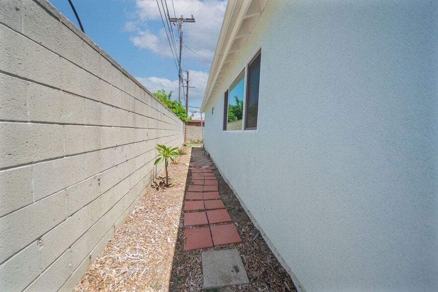 Building Photo - 349 E Newman Ave