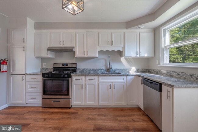 Building Photo - 360 Hollowbrook Dr