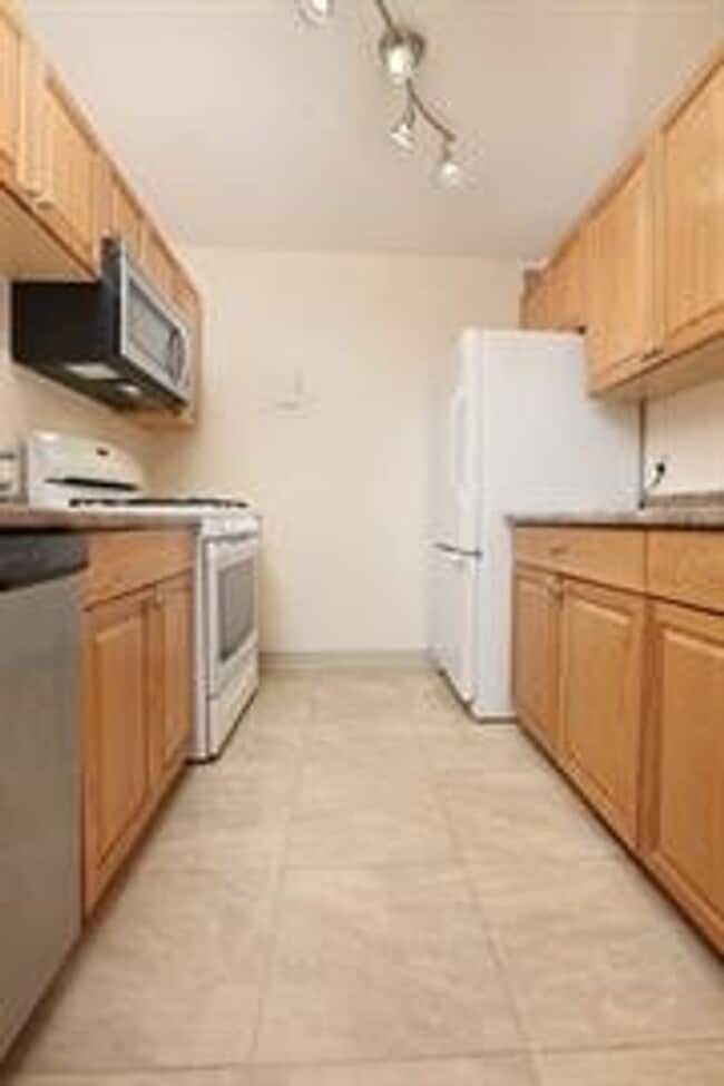 Building Photo - Short walk to Longwood Medical Area! 2-bedroom, 2-bath residence at the highly desirable Brook Ho...