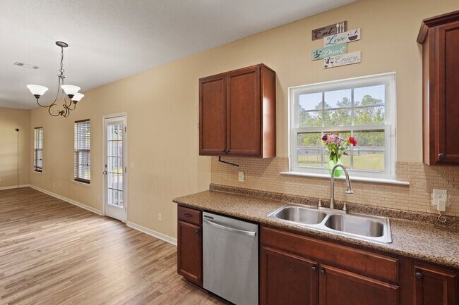 Building Photo - 966 Mustang Ln NE