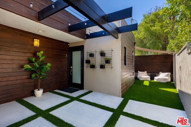 Building Photo - 3866 Alta Mesa Dr
