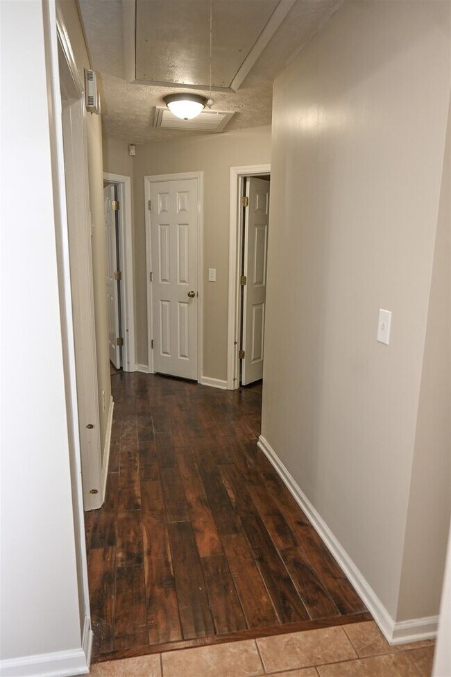 Building Photo - 332 W Pine Dr