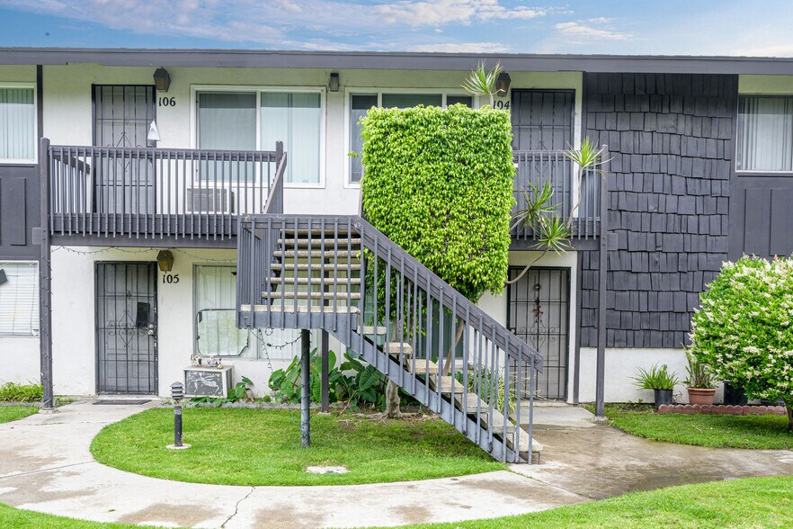 Primary Photo - 7100 Cerritos Ave