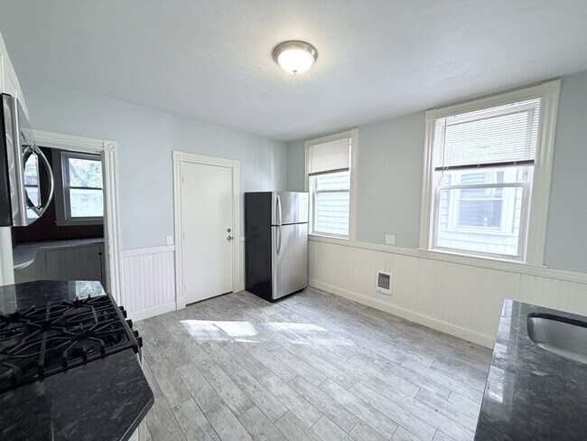Building Photo - 37 Taft St