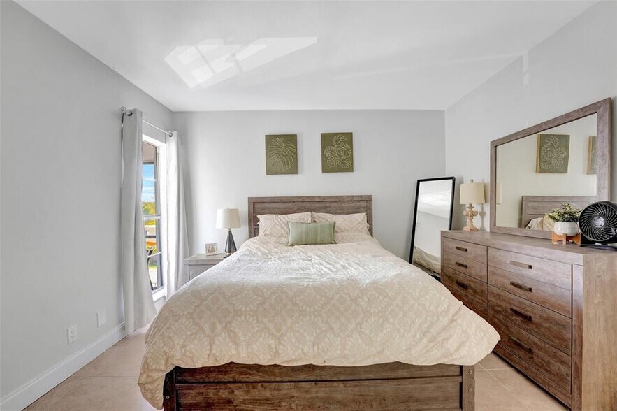 Building Photo - 2970 NE 16th Ave