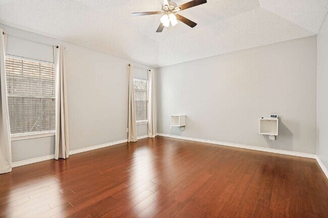 Building Photo - "Spacious 3-Bedroom Gem with 2 Full Baths in Garland – 2276 Sq Ft of Comfort Awaits!"