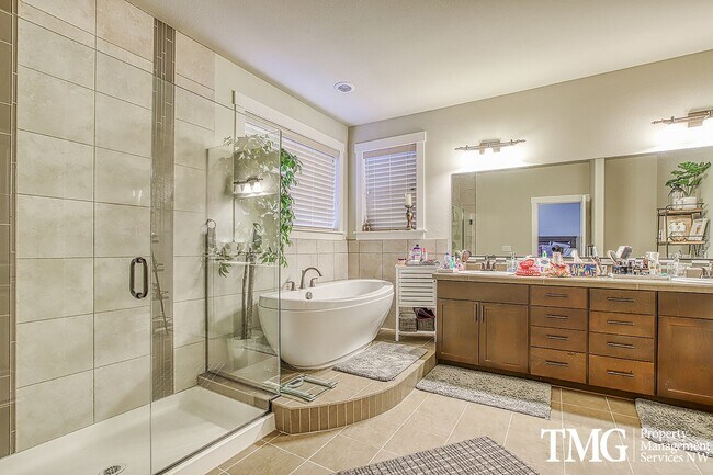 Building Photo - Spacious 4 BD Home with Private Backyard &...