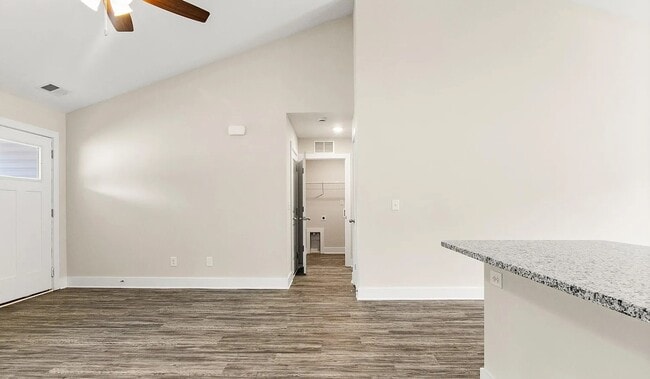 Building Photo - 2026 Lakeside Ln