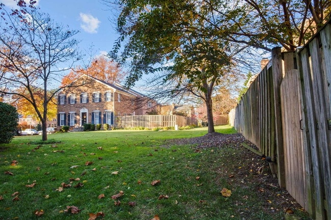 Building Photo - Charming Townhouse: Your New Home Awaits!