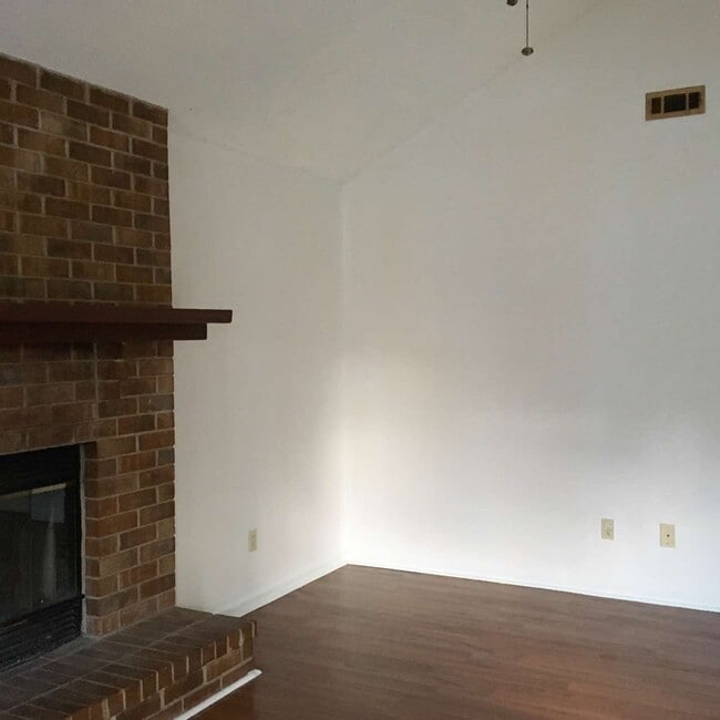 Building Photo - 916 Mandarin Dr