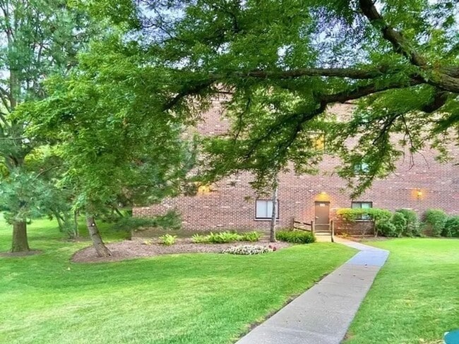 Building Photo - Beautiful 2-bedroom & 2-Bathroom Condo in ...