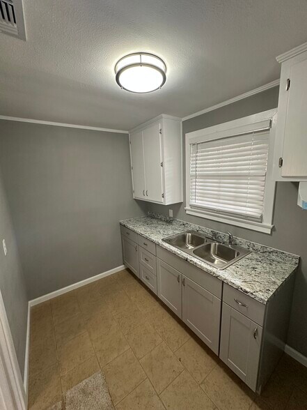 Building Photo - 1528 S Lartigue Ave