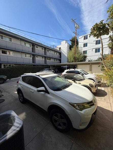 2 parking spots - 1119 Hacienda Pl