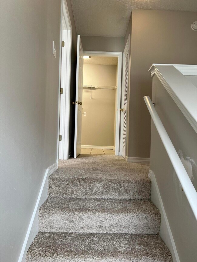 Building Photo - 9 Lantana Ct