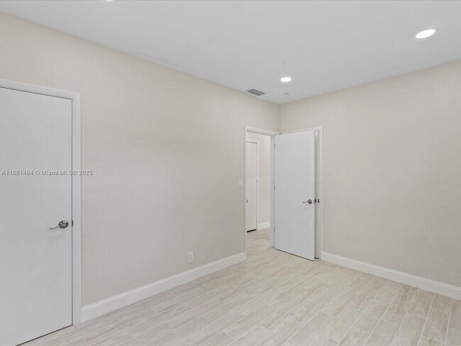 Building Photo - 113 SW 22nd Ave