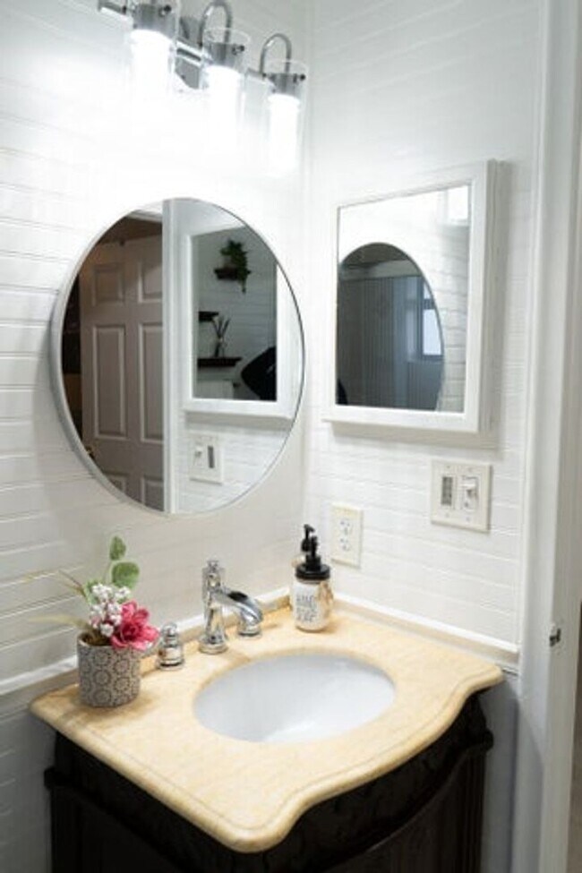 Building Photo - 5360 Kim Ct