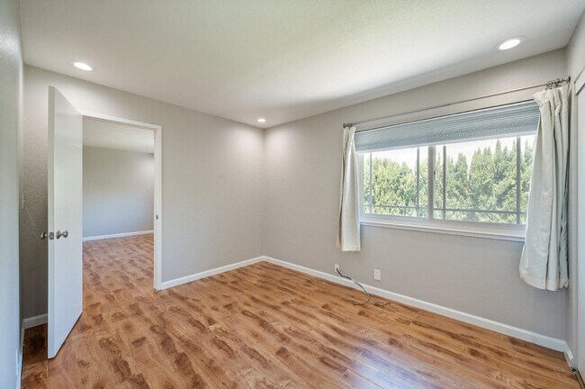 Building Photo - 3661 Slopeview Dr