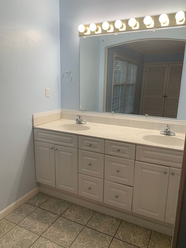 Building Photo - Upcoming Spacious End Unit in Francisco Place!