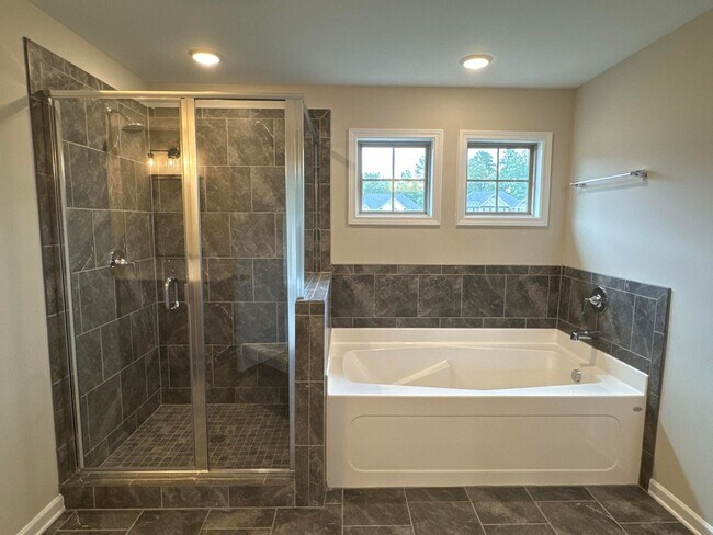 Building Photo - 5 Bedroom 3 Bathroom House