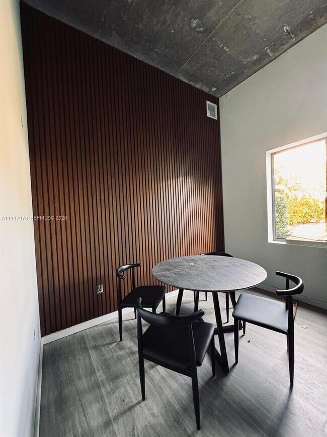 Building Photo - 3422 NW 5th Ave