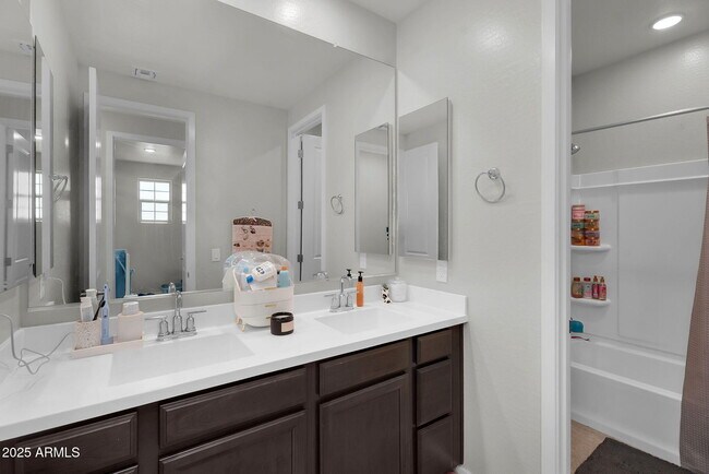 Building Photo - 9418 E Theia Dr