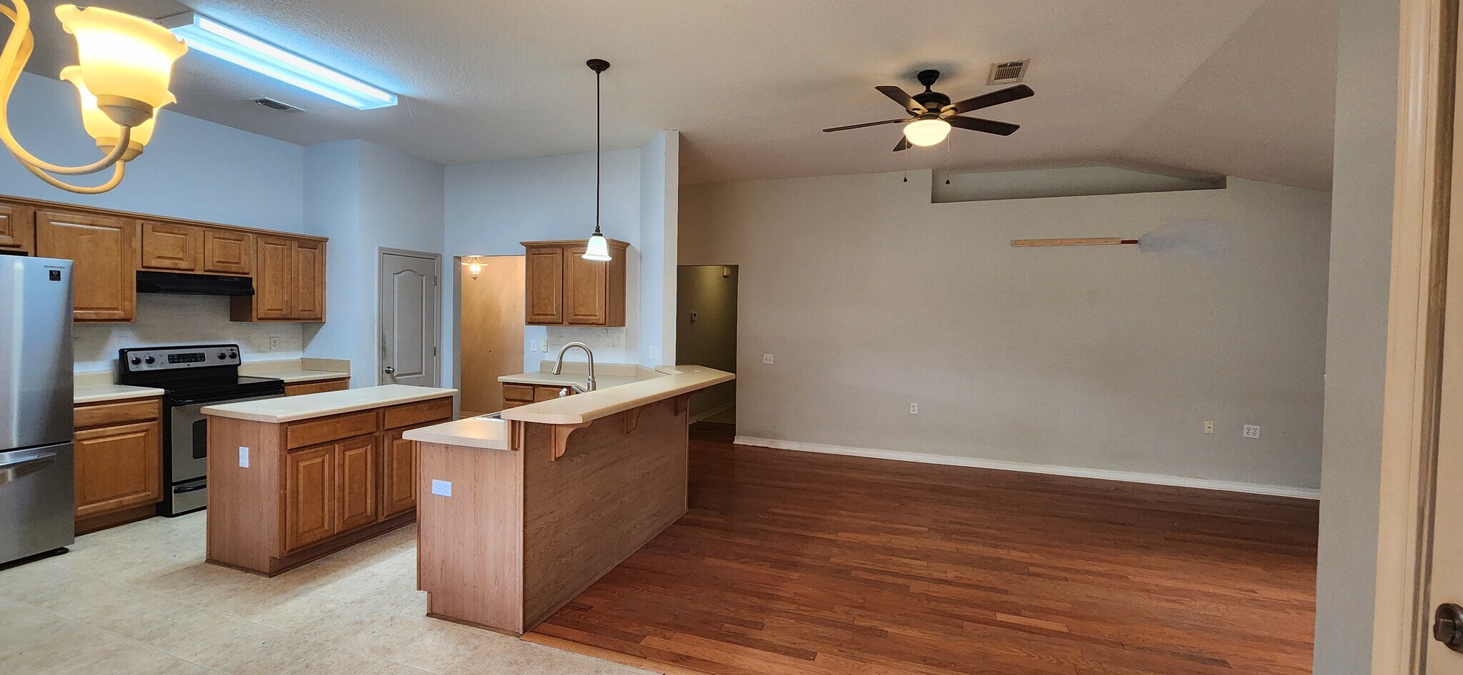 High top counter and bar seats 3-4 people - 2318 Tall Oak Dr