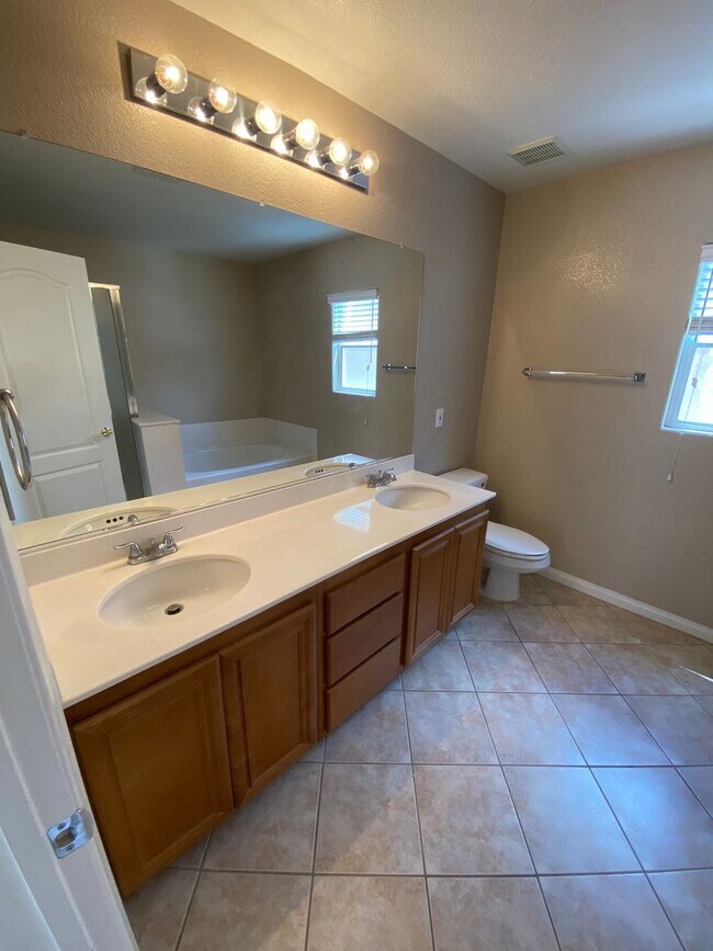 Building Photo - Wonderful 4 bed/2.5 bath home located in Summerlin