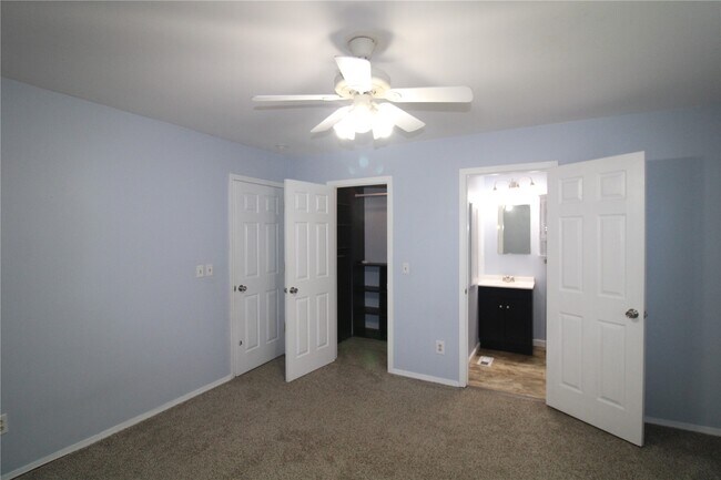 Building Photo - 912 Oakwood Farms Ln