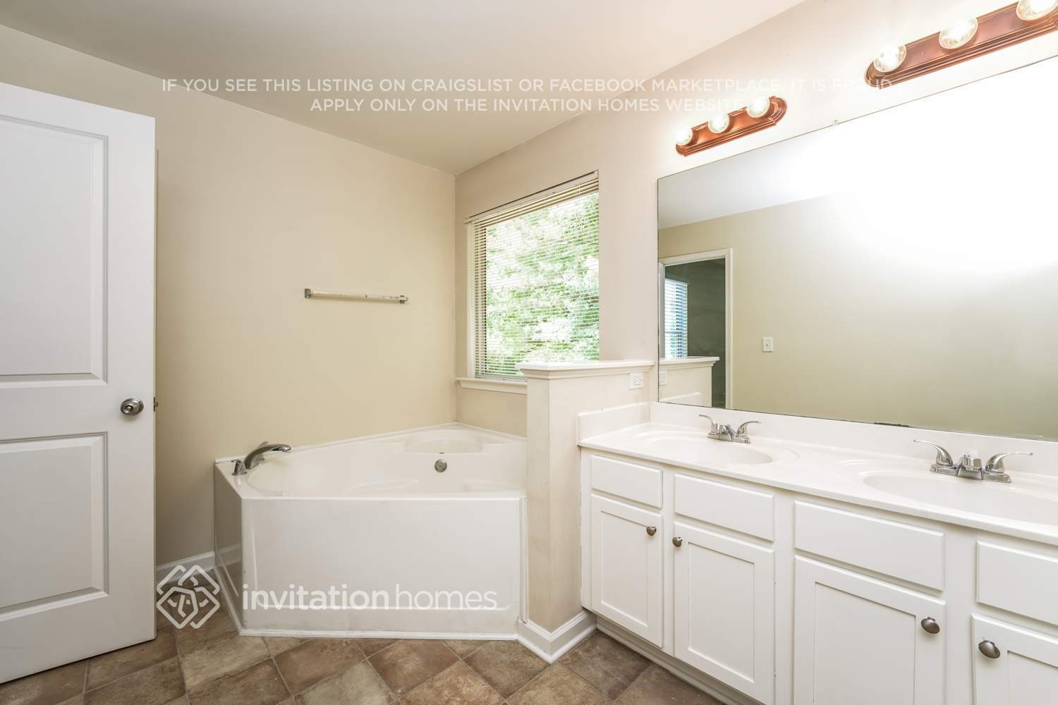 Building Photo - 3447 Rosebud Park Dr
