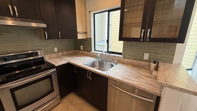 Building Photo - EPIC REA: Charming 2Bed/1Bath Condo w/ Parking