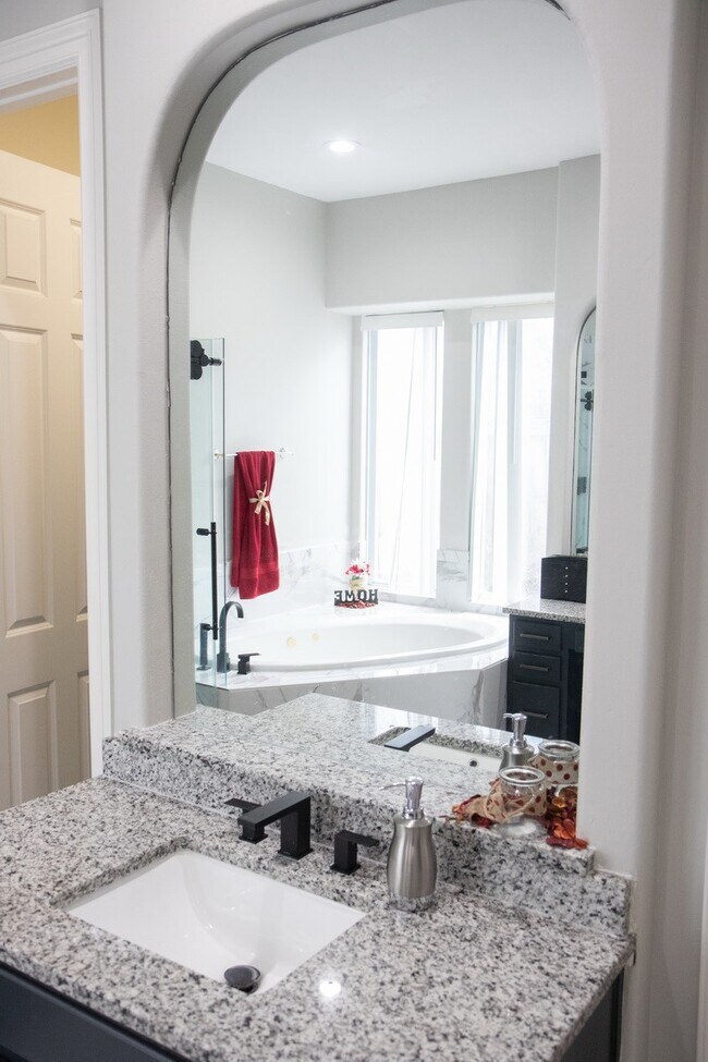 Building Photo - 3039 Bonnebridge Way Blvd
