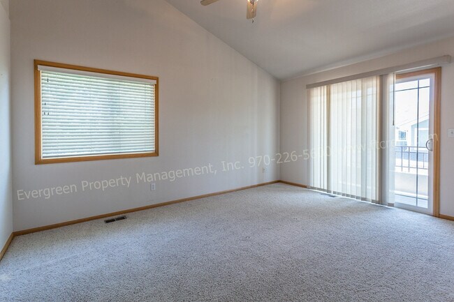 Building Photo - Fantastic 3 Bedroom, 2 bath Condo in SE Fo...