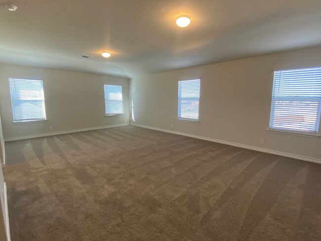 Building Photo - $300 OFF 1ST MONTH RENT IF YOU MOVE IN WIT...