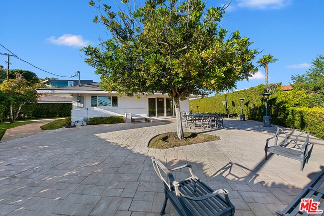 Building Photo - 826 N Tigertail Rd