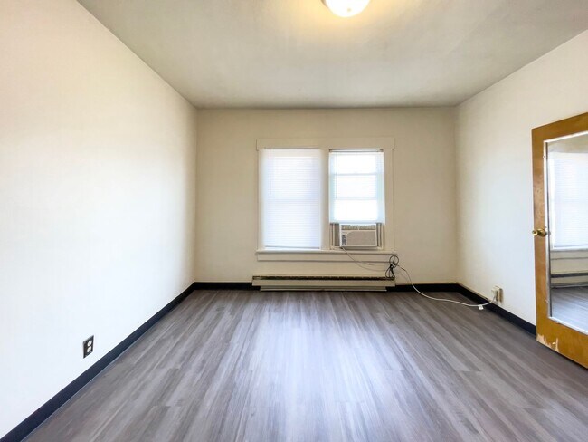 Building Photo - PRELEASING for AUGUST! Close to Campus