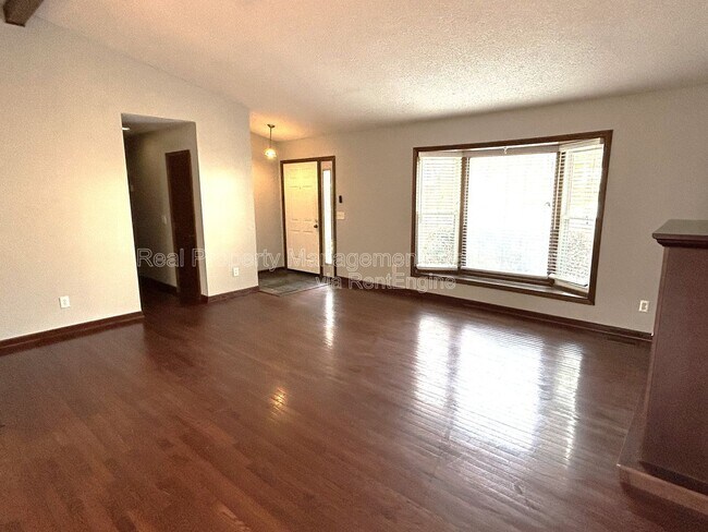 Building Photo - 207 Trillingham Ln