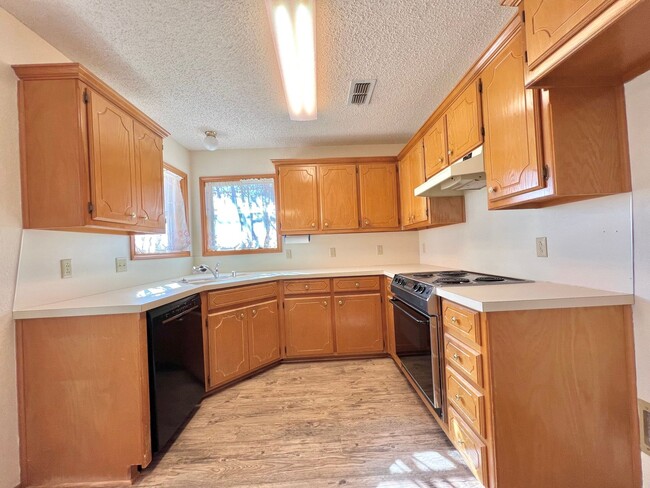 Building Photo - Available now! 3/2/2 with fenced backyard and small sunroom