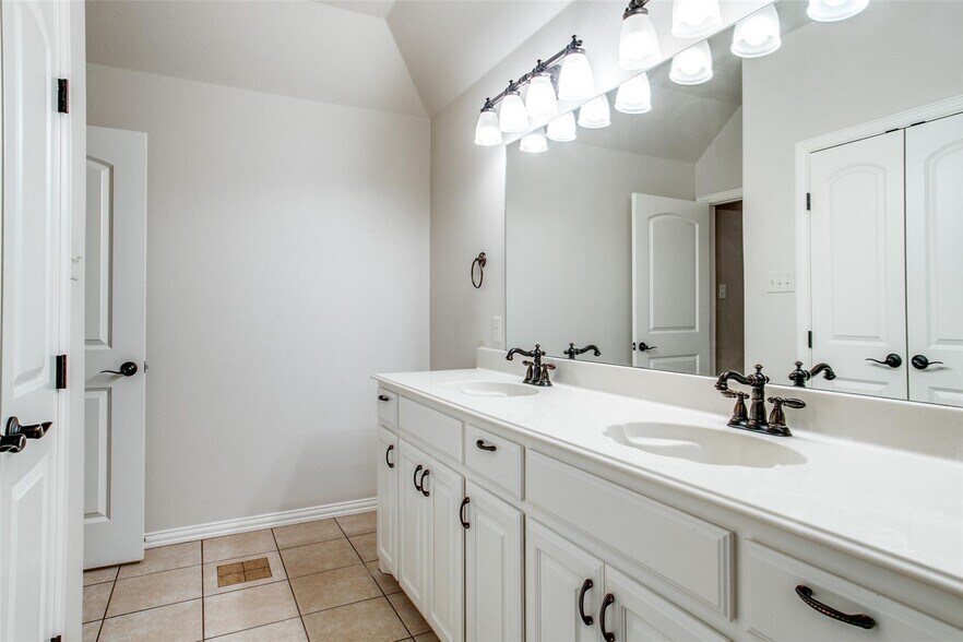 Building Photo - 1805 Castle Ct