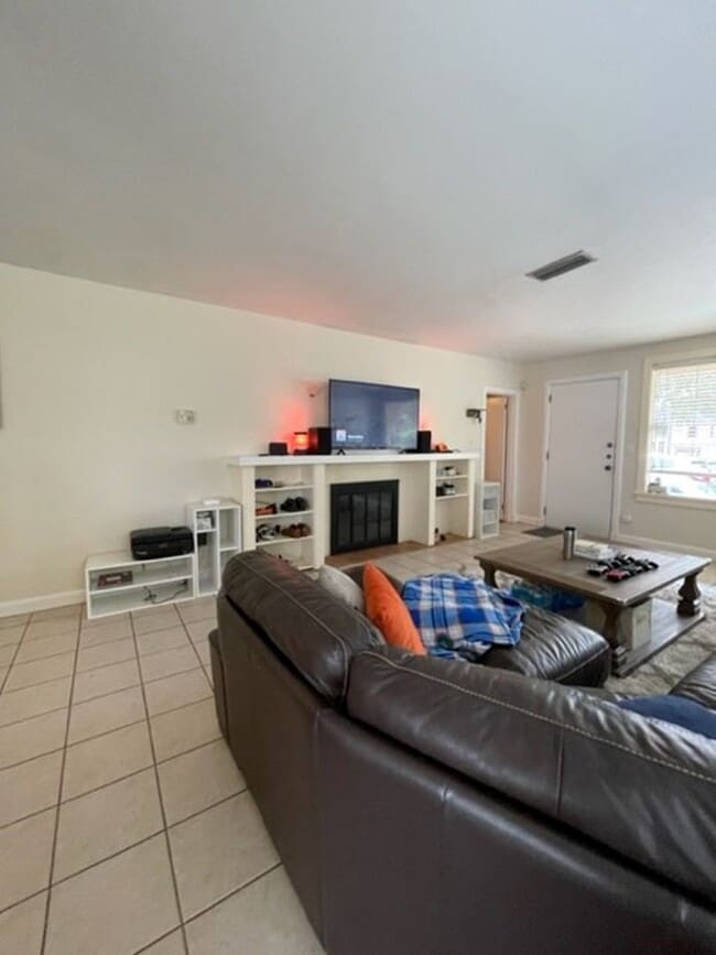 Building Photo - R1016 University Heights