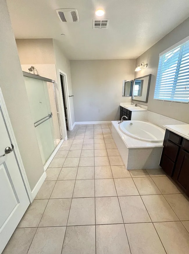 Building Photo - Elegant and Spacious Home with Pool & Park Views in Prime Roseville Location!