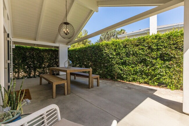 Building Photo - 727 Sonrisa St