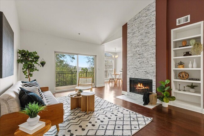 Building Photo - $1,500/mo – 2BR/1BA Condo in Northwest Austin with Stone Fireplace & Balcony