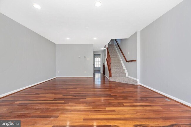 Building Photo - 618 Cawley Dr
