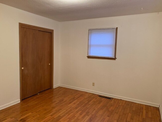 Building Photo - Great Location - 3 bedroom home available!