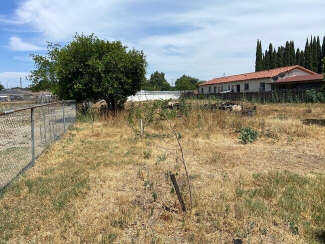 Building Photo - Cozy 3 Bedroom and 1 Bathroom in a good ar...