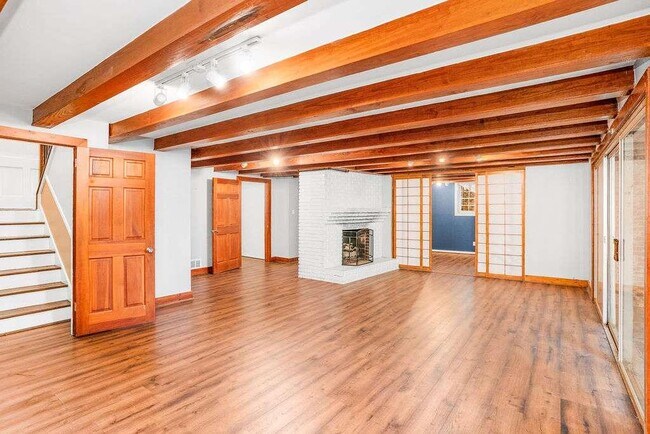 Building Photo - 3911 Ivy Rd NE