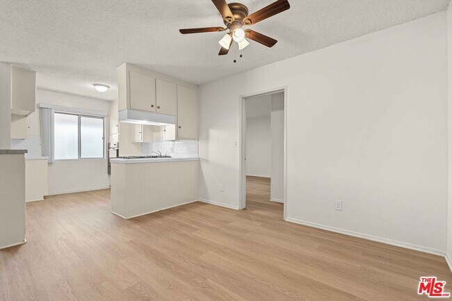 Building Photo - 15540 Moorpark St