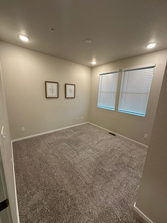 Building Photo - Raindance main floor condo move in ready.