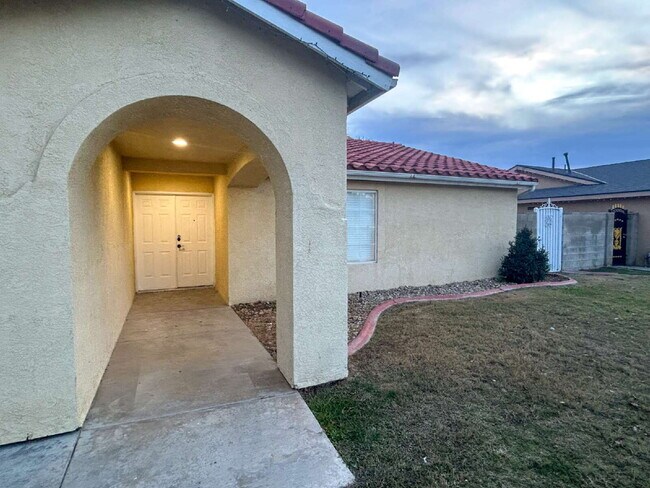 Building Photo - Cute! 4 bedroom, 2 bath Home in Bakersfield