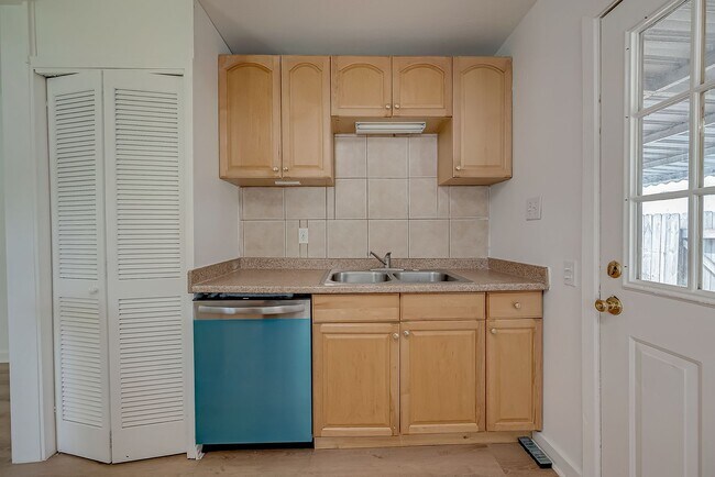 Building Photo - For Lease | 3 Bed, 1 Bath | 1,199 Sq Ft | East End Houston